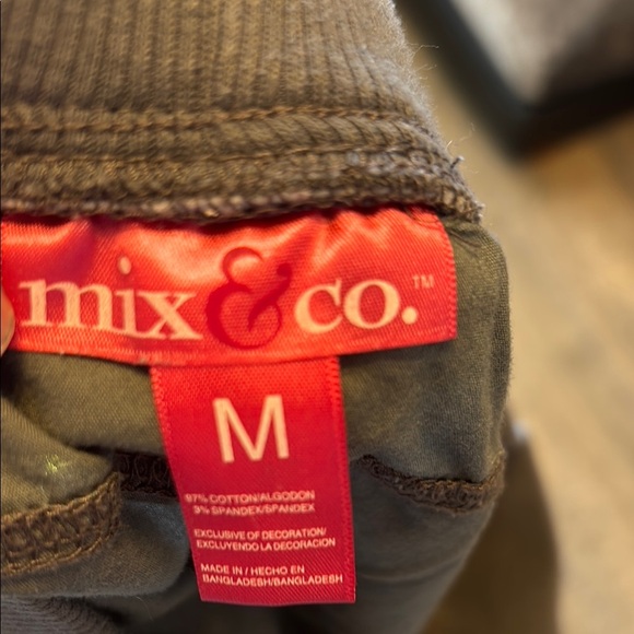 Gray Cargo Shorts with Lightweight Fabric and Relaxed Fit - Picture 2 of 3